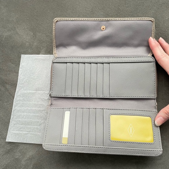 New with Tags Fossil Wallet with Rose Gold Studs - Picture 8 of 8